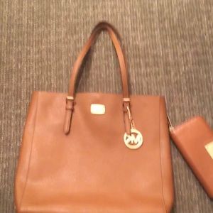 Michael kors!! Bag and wallet like new